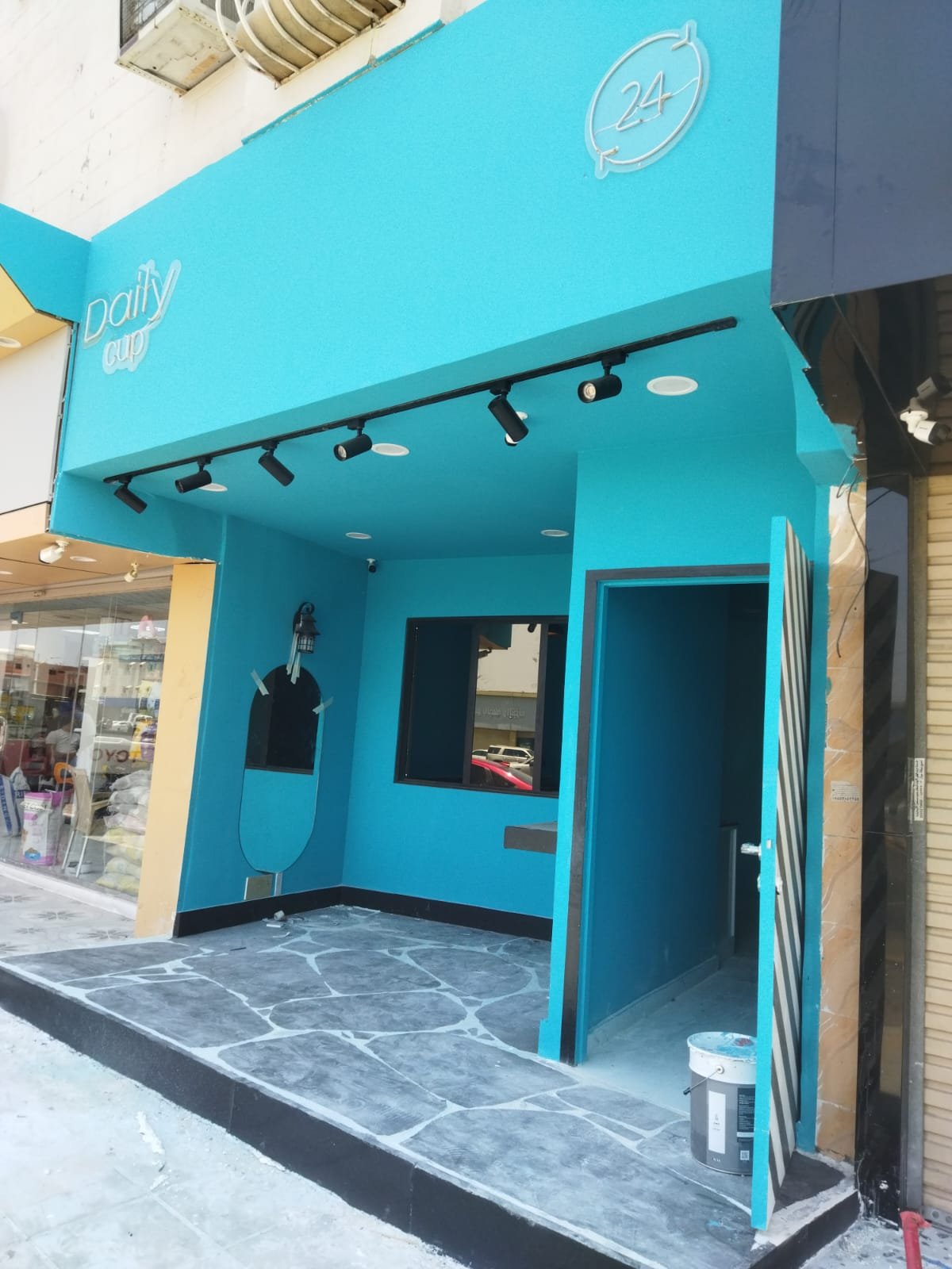 تجهيز واجهة محل Daily Cup - تصميم عصري بألوان جريئة